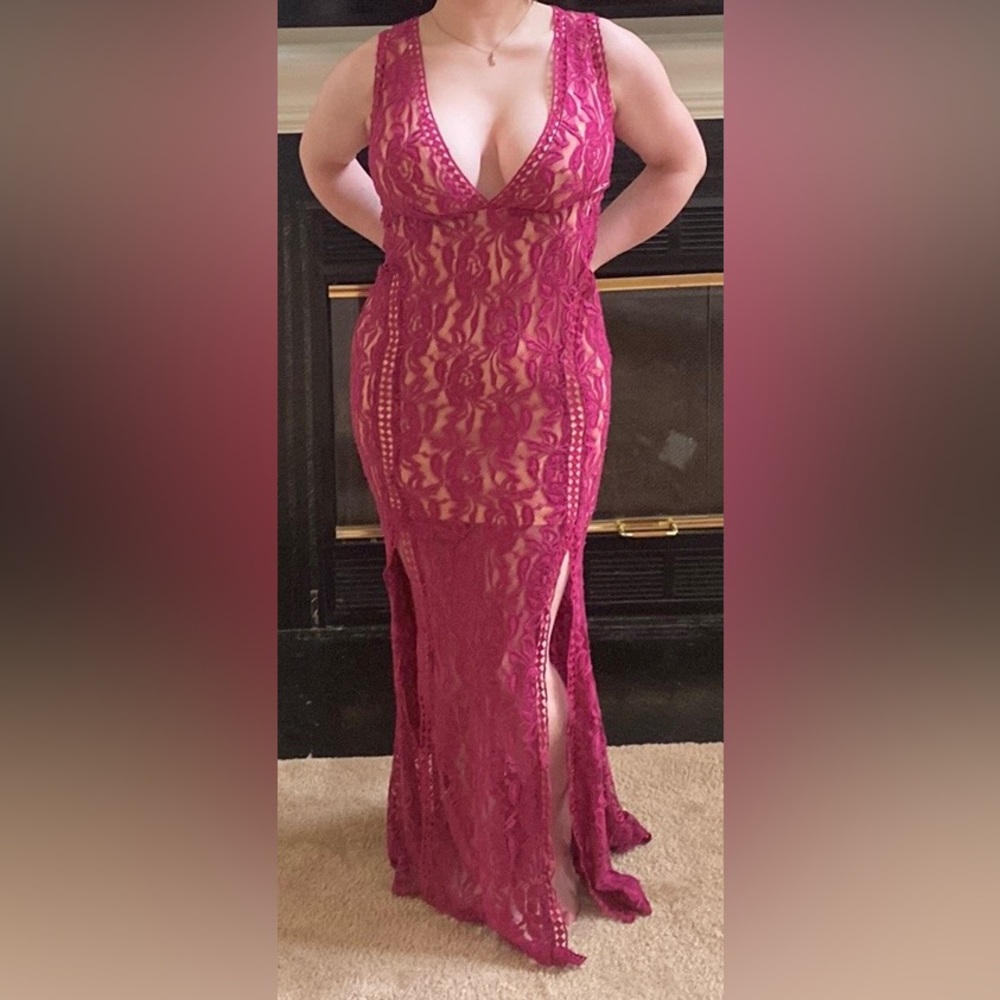 Luxxel Maxi V-Cut w/ Small Tail Two Slits Backless Lace Formal Size S